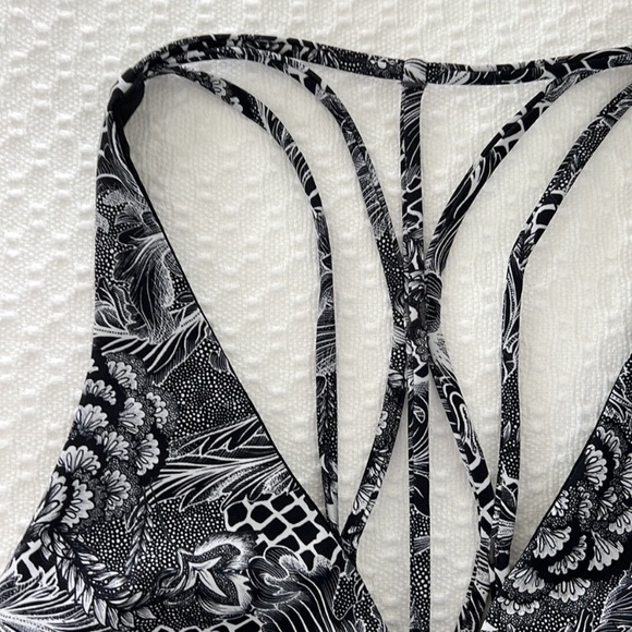 Lululemon Sports Bra - NWOT! - Picture 2 of 4